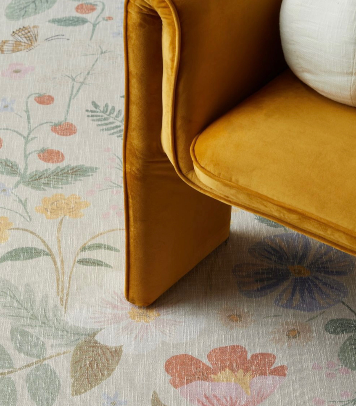 Alfombra Cotswolds 01 Strawberry Fields Ivory | Rifle Paper Co x Loloi REDONDA