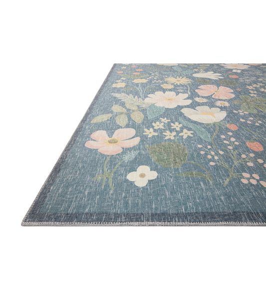 PREVENTA ABRIL | Alfombra Cotswolds 01 Strawberry Fields Teal Rifle Paper Co. × Loloi (77x229)