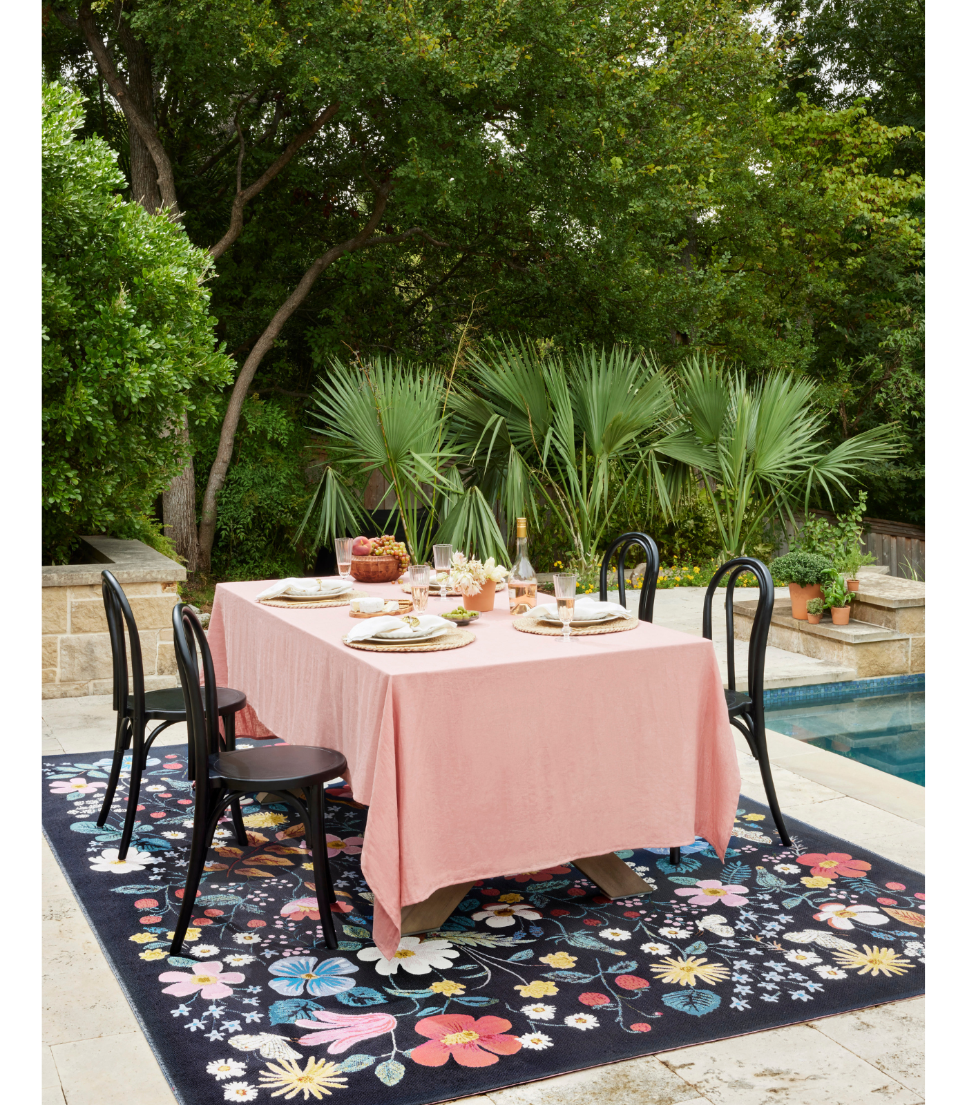 Alfombra Perennial 02 Strawberry Fields Black Rifle Paper Co. × Loloi (161X238) (Interior/Exterior)