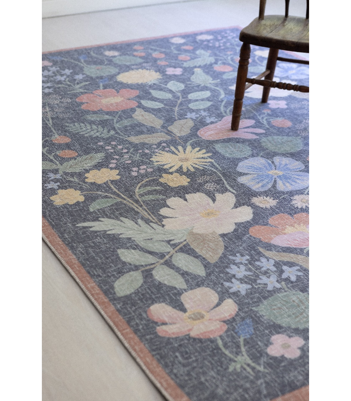 Alfombra Cotswolds 01 Strawberry Fields Black Rifle Paper Co. × Loloi (77x229)