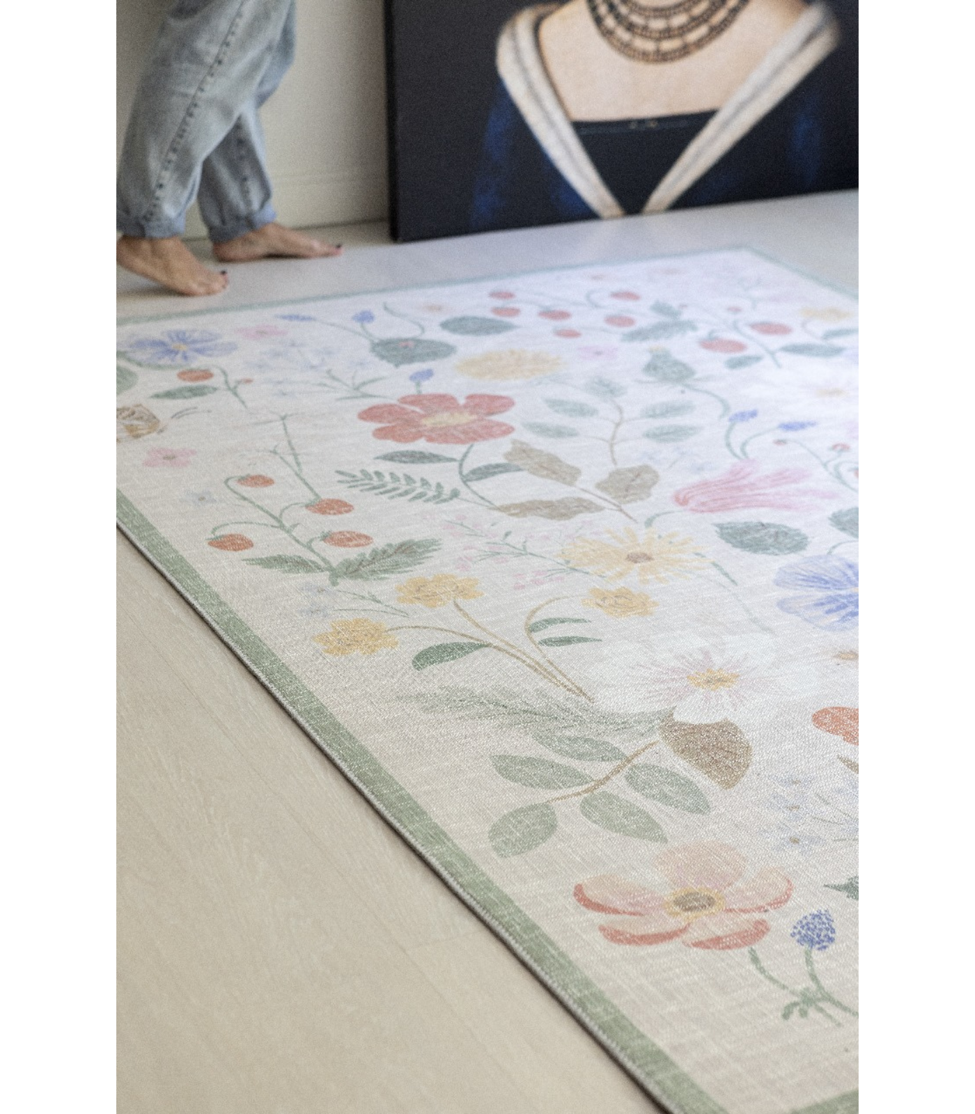 Alfombra Cotswolds 01 Strawberry Fields Ivory Rifle Paper Co. × Loloi (153x229)