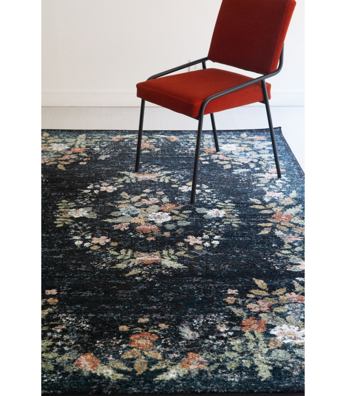 Alfombra Laurel 01 Strawberry Fields Navy | Rifle Paper Co x Loloi
