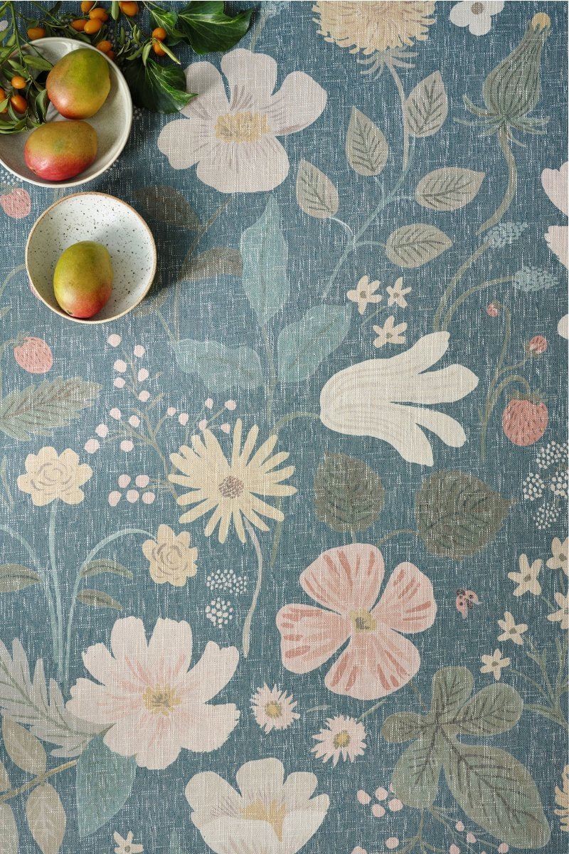 Alfombra Cotswolds 01 Strawberry Fields Teal Rifle Paper Co. × Loloi (229x290)